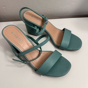 BAMBOO women size 6 teal color heels